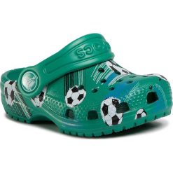 Klapki CROCS - Classic Sport Ball Clog Ps 206417 Deep Green. Zielone sandały chłopięce Crocs, z tworzywa sztucznego, bez zapięcia. Za 129,00 zł.