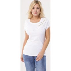 Biała Bluzka Nonphysical. Białe bluzki damskie Born2be, xl, z aplikacjami, z dzianiny, z okrągłym kołnierzem, z krótkim rękawem. Za 39,99 zł.