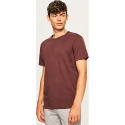 Gładki t-shirt regular fit - Brązowy. Brązowe t-shirty męskie Reserved, l. Za 49,99 zł.