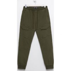Joggery typu biker - Khaki. Brązowe spodnie męskie Sinsay, bez wzorów. Za 89,99 zł.