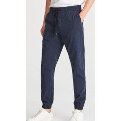 Spodnie jogger slim fit - Granatowy. Niebieskie joggery męskie marki Reserved, m. Za 129,99 zł.