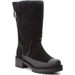 Kozaki TORY BURCH - Sloan Shearling Boot 49198 Perfect Black/Perfect Black 004. Czarne kozaki damskie Tory Burch, z zamszu, bez obcasa, na obcasie, bez zapięcia. W wyprzedaży za 1089,00 zł.