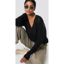 NA-KD Trend Sweter z dekoltem V - Black. Czarne bez kategorii NA-KD Trend, z dzianiny, dekolt w kształcie v. Za 202,95 zł.