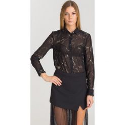 CZARNA KOSZULA PATRIZIA PEPE ZE ZŁOTYM NADRUKIEM. Czarne koszule damskie Patrizia Pepe, na co dzień, z nadrukiem, z włoskim kołnierzykiem, bez rękawów. Za 394,50 zł.