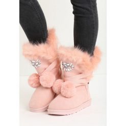 Różowe Śniegowce Ice Queen. Różowe śniegowce damskie Born2be, z futra, bez zapięcia. Za 89,99 zł.