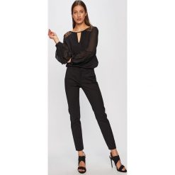 Guess Jeans - Bluzka. Białe bluzki damskie Guess Jeans, na co dzień, s, z aplikacjami, z poliesteru, z okrągłym kołnierzem, z długim rękawem. W wyprzedaży za 249,90 zł.