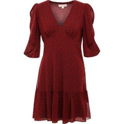 MICHAEL Michael Kors CASCADE DRESS Sukienka letnia poppy red/black. Czerwone sukienki damskie MICHAEL Michael Kors, na lato, l, bez wzorów, z poliesteru, bez kołnierzyka, bez rękawów. Za 899,00 zł.