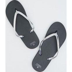 Japonki - Jasny szary. Szare klapki damskie Sinsay. Za 14,99 zł.