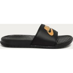 Nike Sportswear - Klapki. Czarne kapcie męskie Nike Sportswear, bez wzorów, z gumy. W wyprzedaży za 99,90 zł.