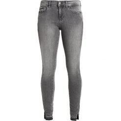 Calvin Klein Jeans MID RISE SKINNY TWISTED Jeans Skinny Fit grey clay. Szare jeansy damskie marki Calvin Klein Jeans, z bawełny. W wyprzedaży za 359,40 zł.