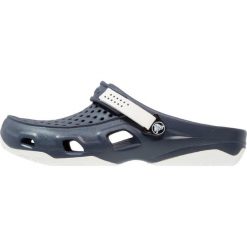 Crocs SWIFTWATER DECK Sandały kąpielowe navy/white. Niebieskie kąpielówki męskie marki Crocs, z gumy, z otwartym noskiem. W wyprzedaży za 127,20 zł.
