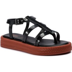 Sandały MELISSA - Caribe Verao Platform 32481 Black/Brown 50801. Czarne klapki damskie Melissa, bez wzorów, z tworzywa sztucznego, bez obcasa. W wyprzedaży za 279,00 zł.