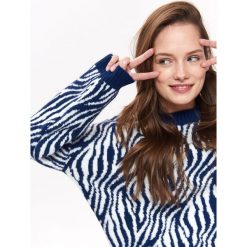 SWETER DAMSKI, W ZWIERZĘCY WZÓR. Niebieskie swetry klasyczne damskie marki TROLL, na lato, z motywem zwierzęcym, z dzianiny. Za 99,99 zł.