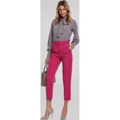 Fuksjowe Spodnie Simplicity. Spodnie damskie Renee, m, w paski, z tkaniny. Za 89,99 zł.