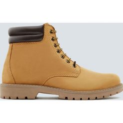 Sportowe skórzane botki. Białe botki męskie marki Pull & Bear. Za 249,00 zł.