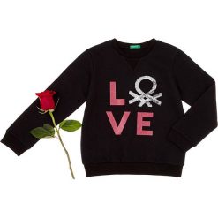 Bluza w kolorze czarno-czerwonym. Czerwone bluzy niemowlęce Benetton Kids, bez wzorów, bez rękawów, bez kaptura. W wyprzedaży za 42,95 zł.