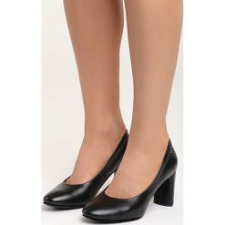 Czarne Czółenka Comfy-Looking. Czarne buty ślubne damskie marki Born2be, ze skóry, z okrągłym noskiem, na obcasie. Za 79,99 zł.