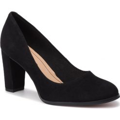 Półbuty CLARKS - Kaylin Cara 261465504 Black Sde. Czarne półbuty damskie Clarks, bez wzorów, ze skóry, bez obcasa, na obcasie, bez zapięcia. W wyprzedaży za 229,00 zł.