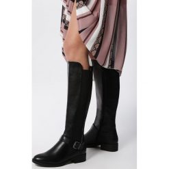 Czarne Kozaki Orinda. Czarne kozaki damskie Born2be, na co dzień, z futra, eleganckie, z okrągłym noskiem, przed kolano, bez obcasa, na płaskiej podeszwie, na zamek. Za 239,99 zł.