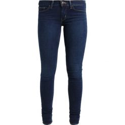 Levi's® INNOVATION SUPER SKINNY Jeans Skinny Fit essential blue. Niebieskie jeansy damskie relaxed fit marki Levi's®, z bawełny. W wyprzedaży za 359,10 zł.