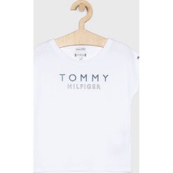 Tommy Hilfiger - Top 104 - 176 cm. Białe bluzki dziewczęce TOMMY HILFIGER, z nadrukiem, z bawełny, z okrągłym kołnierzem, z krótkim rękawem, krótkie, bez kaptura. W wyprzedaży za 89,90 zł.
