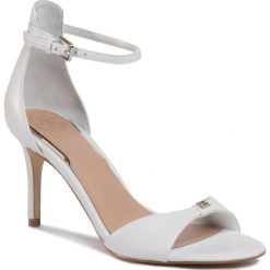 Sandały GUESS - Abiri FL6ABI LEA03 WHITE. Białe klapki damskie Guess, z aplikacjami, ze skóry ekologicznej, bez obcasa, na obcasie. Za 599,00 zł.