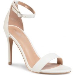 Sandały DEEZEE - 89225-W1A White. Białe klapki damskie DeeZee, bez wzorów, ze skóry ekologicznej, bez obcasa, na obcasie. Za 89,99 zł.
