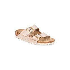 Klapki Birkenstock ARIZONA. Różowe klapki damskie Birkenstock, bez wzorów, bez obcasa. Za 399,00 zł.