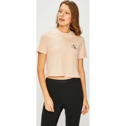 Calvin Klein Jeans - Top. Bluzki damskie Calvin Klein Jeans, s, z nadrukiem, z bawełny, casualowe, z okrągłym kołnierzem, z krótkim rękawem. W wyprzedaży za 99,90 zł.