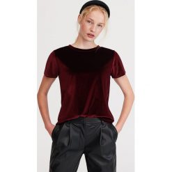 Welurowy T-shirt z napisem - Bordowy. Czerwone t-shirty damskie Reserved, s, z napisami, z weluru, bez kołnierzyka. Za 39,99 zł.
