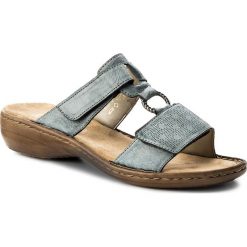 Klapki RIEKER - 60885-12 Blau. Szare klapki damskie Rieker, z aplikacjami, ze skóry ekologicznej, bez obcasa, na obcasie. W wyprzedaży za 159,00 zł.