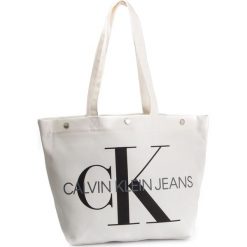 Torebka CALVIN KLEIN JEANS - Canvas Utility Ew Bottom Tote M K60K605310 102. Białe torebki klasyczne damskie Calvin Klein Jeans, bez wzorów, z jeansu, klasyczne, na ramię, bez dodatków. W wyprzedaży za 209,00 zł.