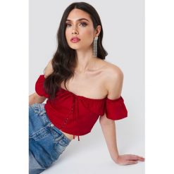 NA-KD Boho Krótki top z odkrytymi ramionami - Red. Czerwone topy damskie marki NA-KD Boho, bez wzorów, z falbankami. W wyprzedaży za 40,47 zł.