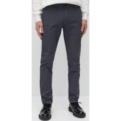 Spodnie slim ze strukturalnej tkaniny -. Spodnie męskie Reserved, bez wzorów, z tkaniny. Za 129,99 zł.