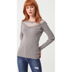 Khaki Sweter Melshire. Brązowe swetry dziewczęce Born2be, z aplikacjami, prążkowane, długie. Za 99,99 zł.