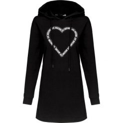 Sukienka LOVE MOSCHINO. Czarne sukienki damskie Love Moschino, bez wzorów, z dzianiny, z kapturem, bez rękawów. W wyprzedaży za 612,00 zł.