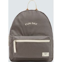 Szary plecak z napisem. Szare plecaki damskie Pull&Bear, z napisami. Za 79,90 zł.