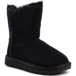 Buty UGG - W Classic Short Fluff High-Low 1103746 Blk. Czarne kozaki damskie Ugg, ze skóry, bez obcasa, bez zapięcia. W wyprzedaży za 619,00 zł.