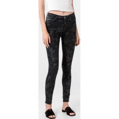 Guess Sexy Curve Dżinsy Czarny Szary. Szare jeansy damskie Guess. Za 492,95 zł.
