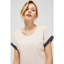 T-shirt z ozdobnym rękawem. Różowe bluzki damskie Moodo, m, z nadrukiem, z bawełny, z okrągłym kołnierzem. Za 29,99 zł.