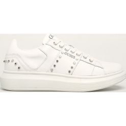 Guess Jeans - Buty. Białe sneakersy męskie Guess Jeans, z okrągłym noskiem, na sznurówki. W wyprzedaży za 359,90 zł.