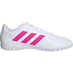 Buty piłkarskie adidas Nemeziz 18.4 Tf M D97993. Białe buty sportowe męskie Adidas, z gumy, bez zapięcia, do piłki nożnej. W wyprzedaży za 249,00 zł.