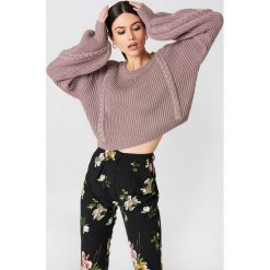 NA-KD Krótki sweter ze ściegiem warkoczowym - Pink. Różowe swetry klasyczne damskie NA-KD. Za 141,95 zł.