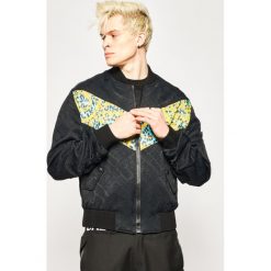 Kurtka bomber Versace Jeans Couture C1GVA925. Czarne kurtki męskie Versace Jeans Couture, m, bez wzorów, z jeansu, bez kaptura. W wyprzedaży za 2269,00 zł.