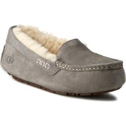 Kapcie UGG - W Ansley 3312 W/Lgry. Szare kapcie damskie marki Ugg, bez wzorów, z wełny, bez obcasa. W wyprzedaży za 399,00 zł.