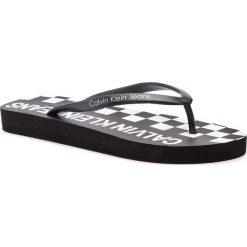 Japonki CALVIN KLEIN JEANS - Dorii Jelly R7783 Black/Checker Print. Czarne klapki damskie marki Calvin Klein Jeans, bez wzorów, z jeansu, bez obcasa. Za 159,00 zł.