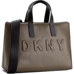 Torebka DKNY - Debossed Logo R171540802 Utility/Blk. Zielone torebki klasyczne damskie DKNY, bez wzorów, ze skóry, klasyczne, bez dodatków. Za 1449,00 zł.
