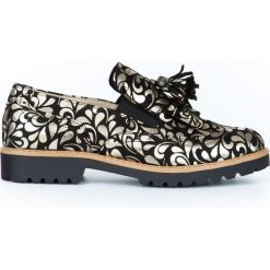Wsuwane półbuty z frędzlami - skóra naturalna - model 247 - kolor złote kwiaty. Żółte półbuty damskie Zapato, w kwiaty, ze skóry, bez obcasa, bez zapięcia. W wyprzedaży za 173,40 zł.