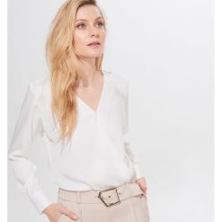 Bluzka z recyklowanego poliestru Eco Aware - Kremowy. Białe bluzki damskie Mohito, bez wzorów, bez kołnierzyka, bez rękawów. Za 99,99 zł.