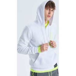 Bluza z kapturem kolekcja Futuristic Youths - Biały. Białe bluzy męskie marki Cropp, s, z kapturem. Za 129,99 zł.